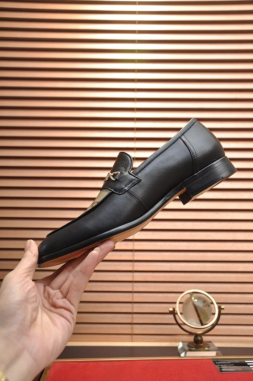 Men's shoes💰500💶Italy's top luxury men's shoe giant (GUCCI) (Gucci) (full cowhide lining) new arrival🍃Original European style🔰 Pleasant to the eye😍In order to make the shoes more durable and non-deformable🌀The production continues to follow traditional methods but there is still no lack of innovation💪Choose original sheepskin for the leather♻️ Smooth and natural And extra bright ⭐Made of imported cowhide, the first choice of rich people 38-45 (45 customized)
